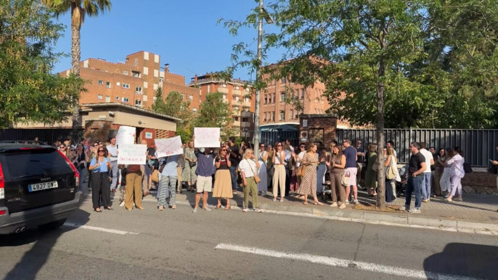 Les famílies del Col·legi de les Teresianes es concentren contra la museïtzació de l'edifici | Antoni Gaudí, escoles, museus, protestes