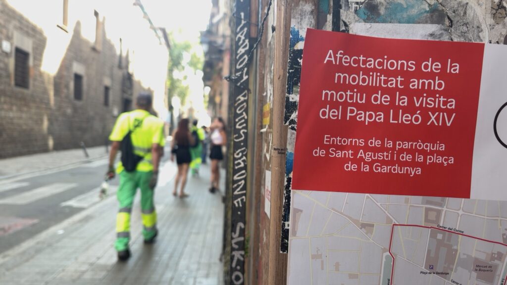 El Raval es prepara per a la visita papal: més controls policials, neteja i incertesa dels botiguers | Barris, església catòlica, papa Lleó XIV