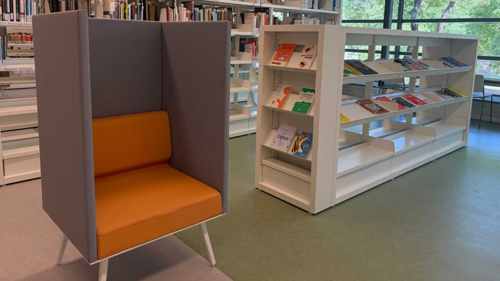 Butaca de la biblioteca La Vila Olímpica – Xavier Benguerel.