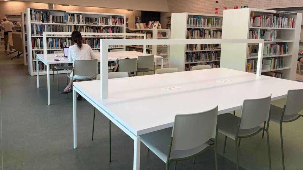 Taules d'estudi de la biblioteca La Vila Olímpica – Xavier Benguerel.