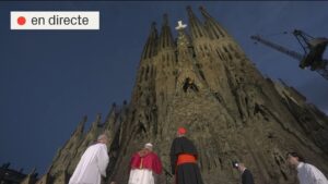 Culmina la visita del papa a Barcelona: Lleó XIV beneeix la torre de Jesús a la Sagrada Família
