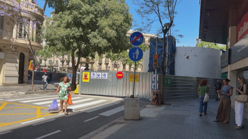 Els comerços del carrer de Vilamarí, al límit per les obres de l'L8: "Ens han deixat aïllats" | botigues, FGC, Generalitat de Catalunya, obres, queixes veïnals