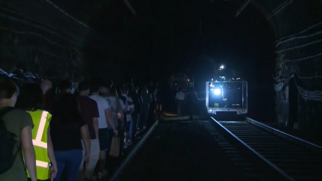 Simulacre d'apagada total al metro: evacuen un comboi de l'L3 del túnel del passeig de Gràcia | Bombers de Barcelona, Guàrdia Urbana, metro, Mossos d'Esquadra, Protecció Civil, TMB