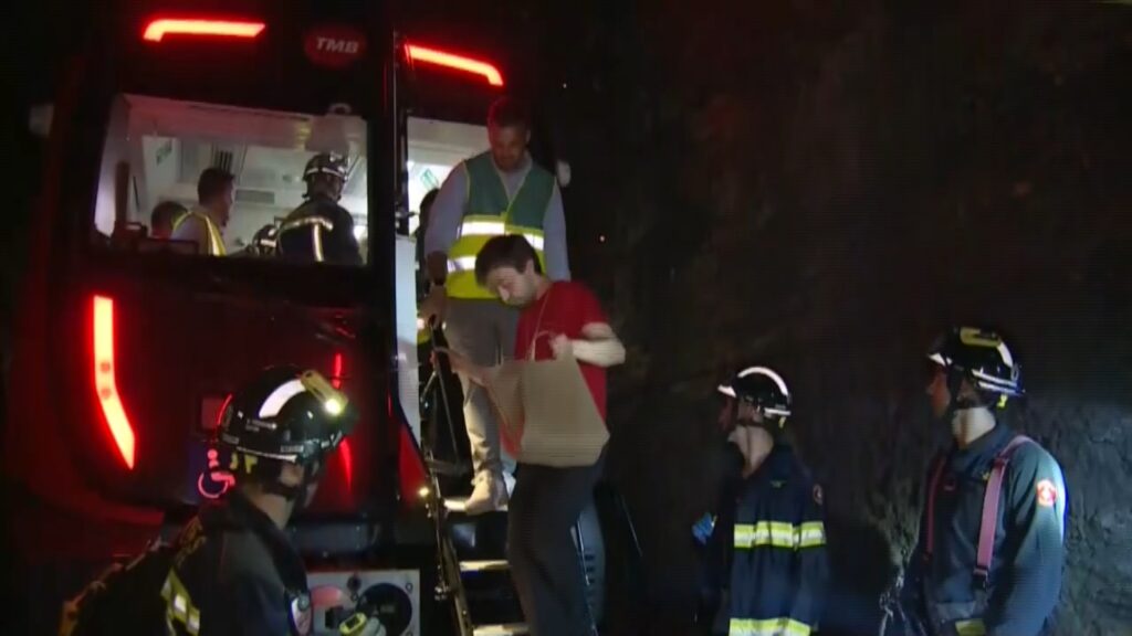Simulacre d'apagada total al metro: evacuen un comboi de l'L3 del túnel del passeig de Gràcia | Bombers de Barcelona, Guàrdia Urbana, metro, Mossos d'Esquadra, Protecció Civil, TMB
