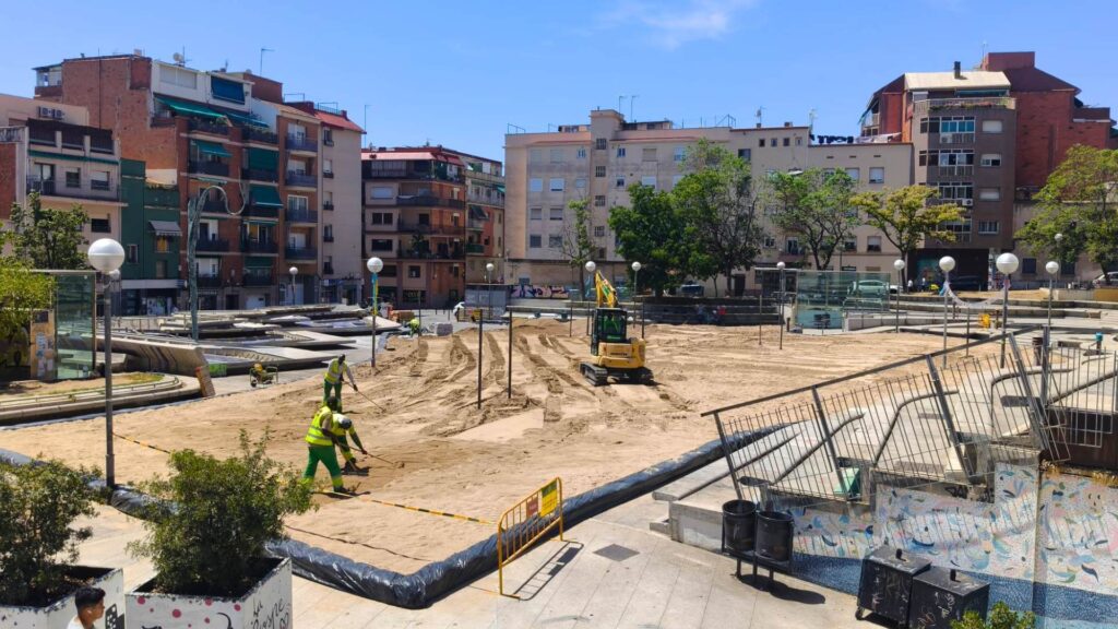 Torna la Prospe Beach: tones de sorra fan de la plaça d'Àngel Pestaña una platja efímera | Barris, casals, platges, voleibol