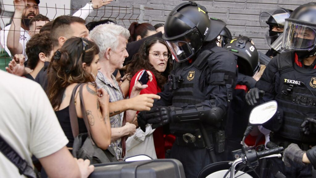 El Consorci de la Mina inicia els desallotjaments dels Blocs de la Rambla | desallotjaments, habitatge públic, Mossos d'Esquadra