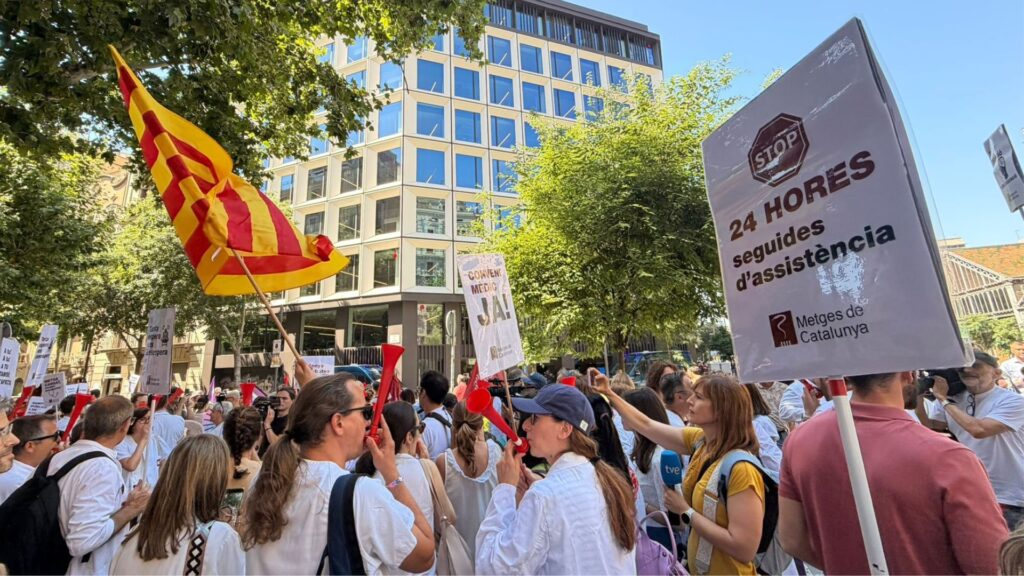 Els metges tornen a fer vaga i alerten d'una possible escalada del conflicte després de l'estiu | Departament de Salut, metges, protesta laboral, sindicat, vaga