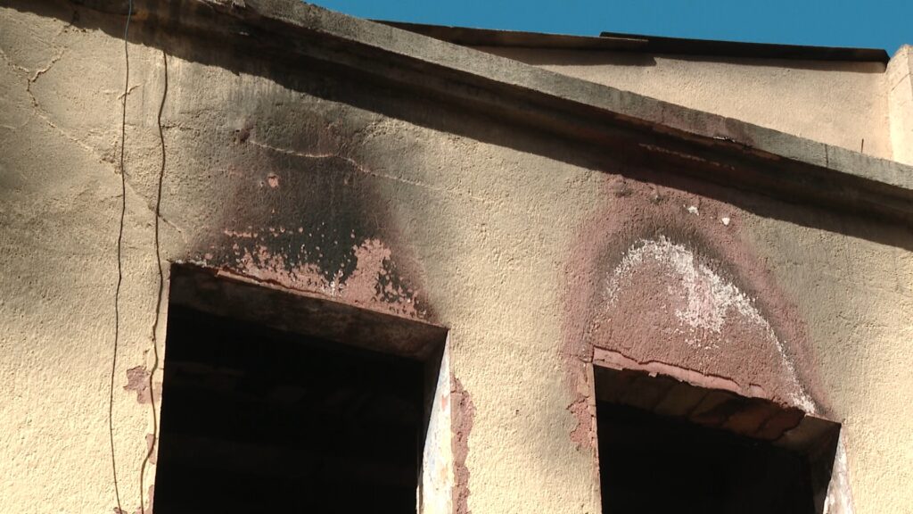Veïns de l'edifici incendiat del carrer de Venero: "Estem respirant tot el que es va cremar" | Incendis, queixes veïnals