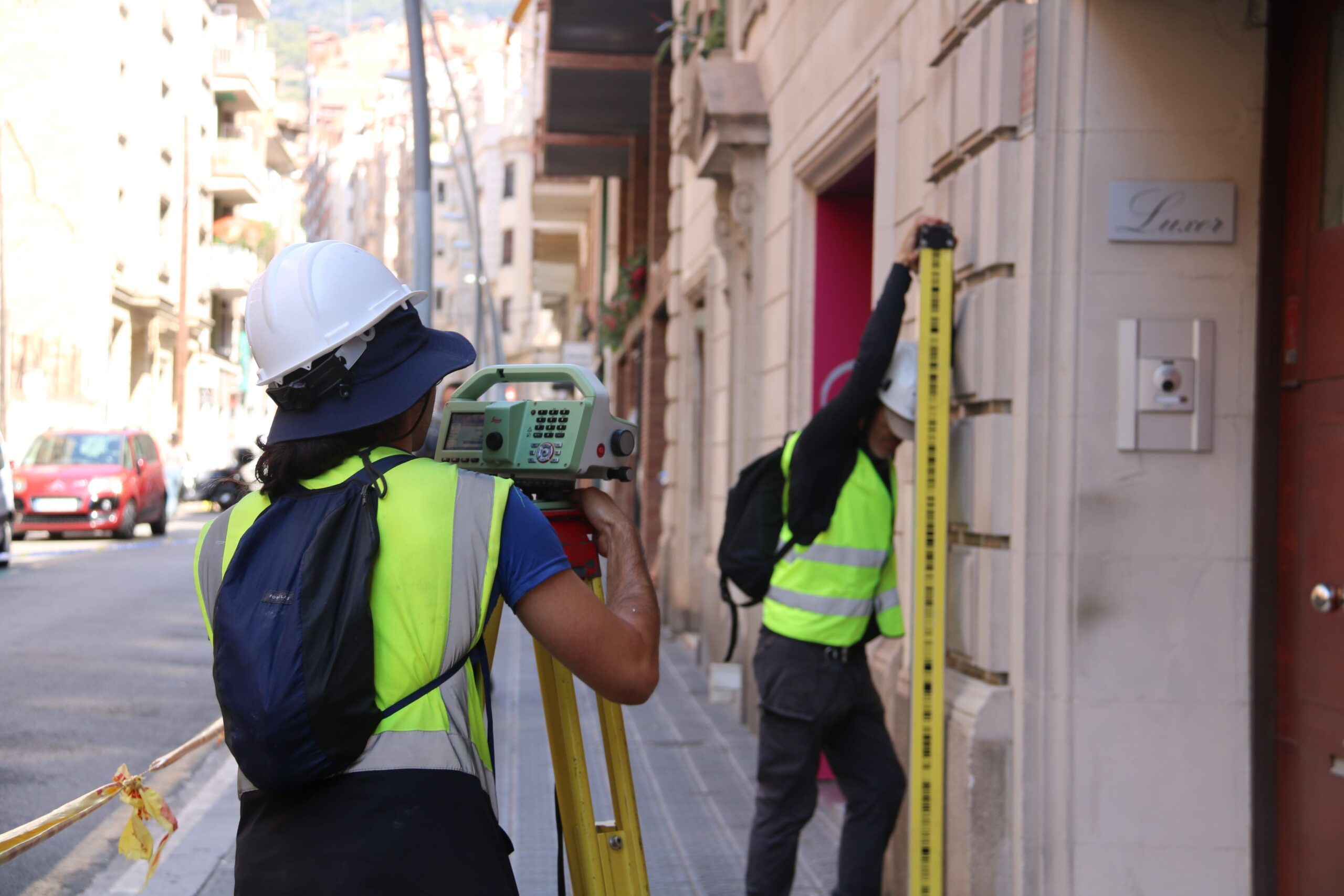 tècnics revisen l'estat estructural dels edificis afectats per l'esvoranc causat per la tuneladora de l'L9