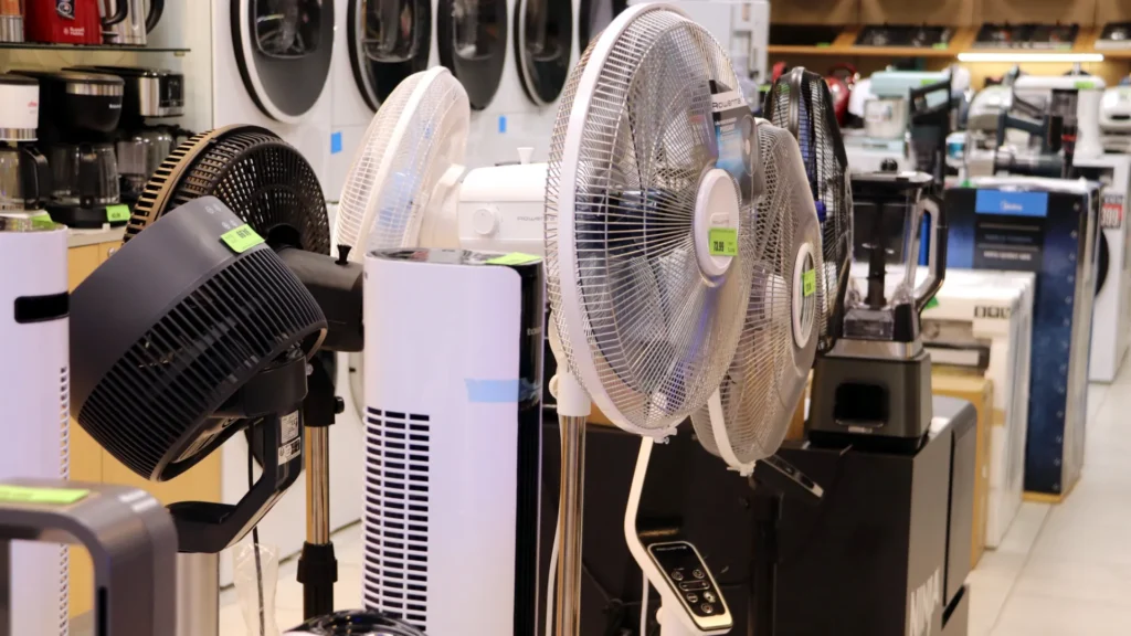 L'onada de calor fa col·lapsar la instal·lació d'aires condicionats: llistes d'espera de més de 15 dies | botigues, calor, formació professional, onada de calor