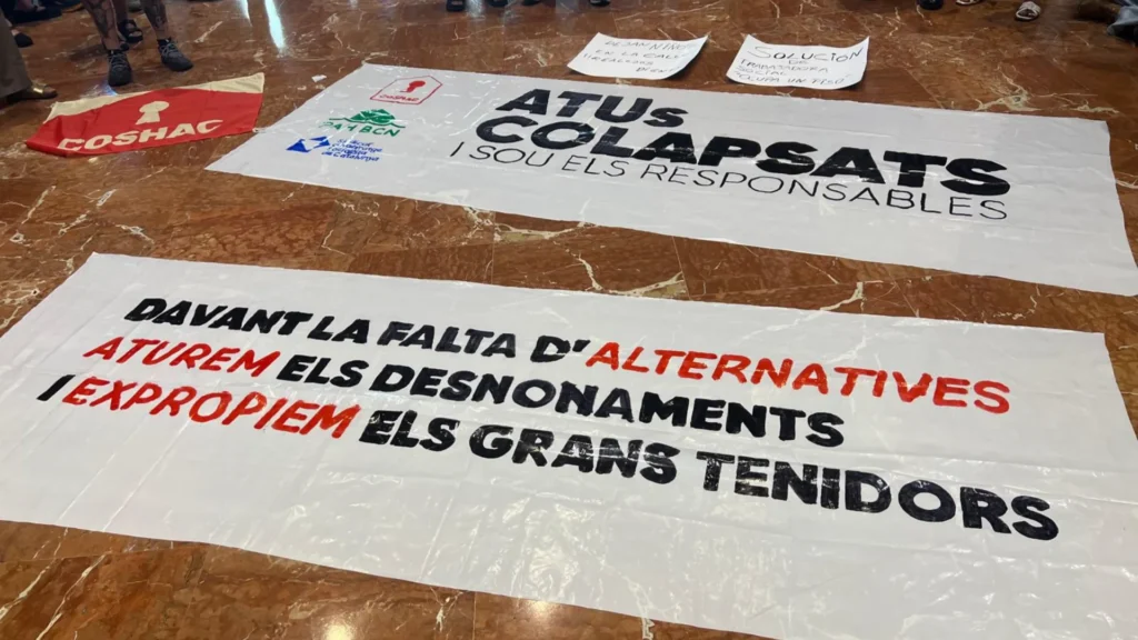 La PAH i sindicats d'habitatge denuncien el col·lapse dels allotjaments d'emergència | habitatge públic, Plataforma d'Afectats per la Hipoteca (PAH), protestes, sindicats
