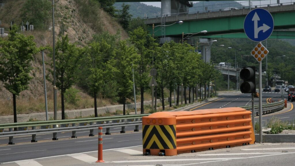 Prova pilot per millorar la seguretat dels motoristes: amortidors d'impacte i indicadors de perill | Ajuntament de Barcelona, motocicleta, motos, seguretat viària