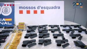 Els Mossos localitzen dos grans arsenals amb més de 40 armes de foc i un miler de bales