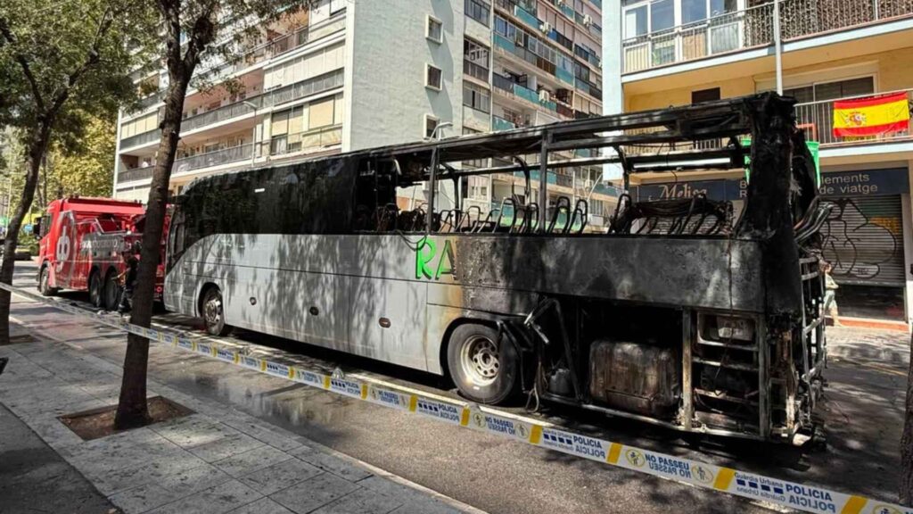 Un autocar crema a la rambla de Guipúscoa sense causar ferits | VÍDEO | Bombers de Barcelona, Guàrdia Urbana, Incendis, Mossos d'Esquadra