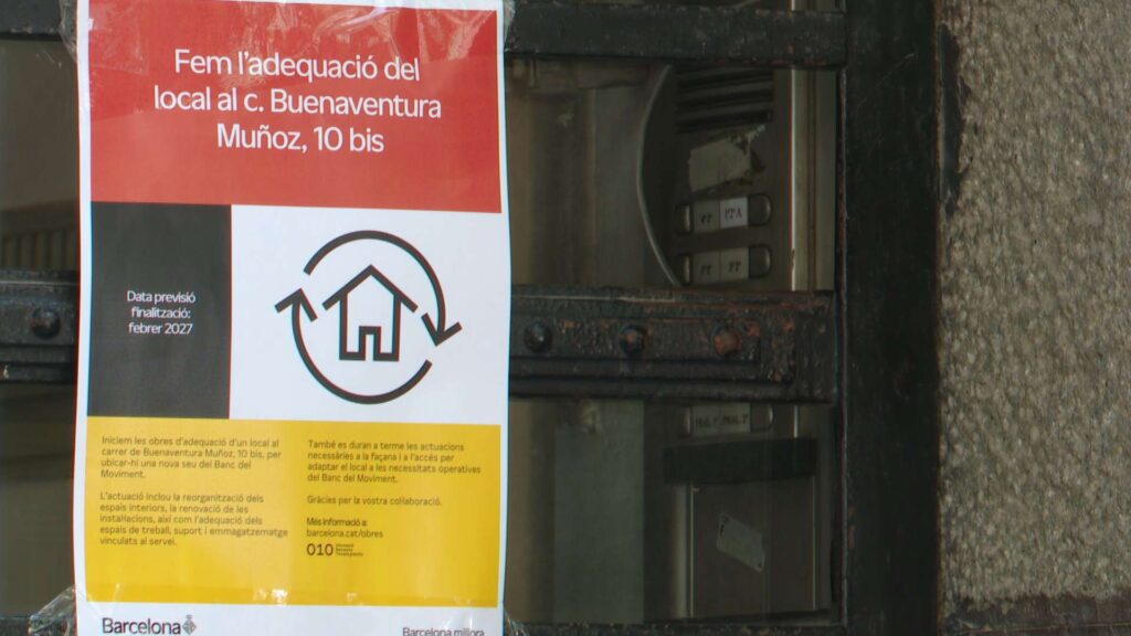 Av&iacute;s d'obres al nou local del Banc del Moviment al carrer de Buenaventura Mu&ntilde;oz