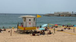 Bandera groga a totes les platges de Barcelona coincidint amb la tercera onada de calor