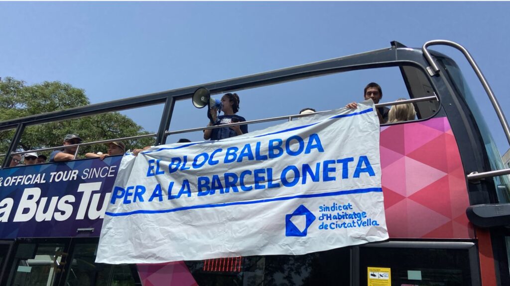 Aturen un bus turístic a la Barceloneta per reclamar que s'aturi el desallotjament del bloc Balboa | bus turístic, desnonaments, sindicats