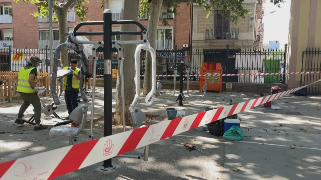 Més Guàrdia Urbana i agents cívics per millorar la convivència al Parc de l'Espanya Industrial | Barris, incivisme, parcs, queixes veïnals