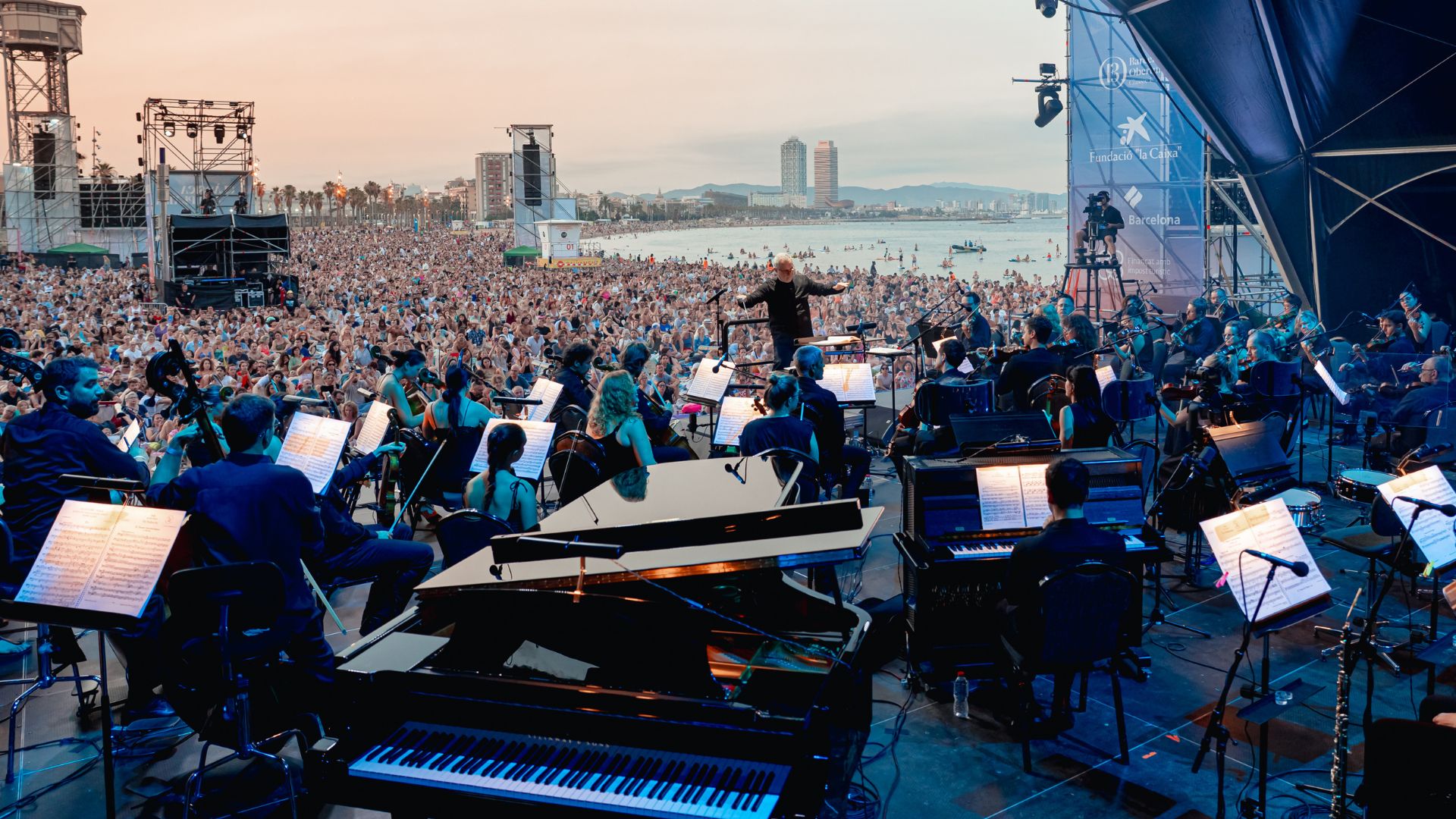 Prop de 30.000 persones en el primer concert del Clàssica a la Platja 2026 | Gran Teatre del Liceu, L'Auditori, música clàssica, música en directe, música en viu, OBC