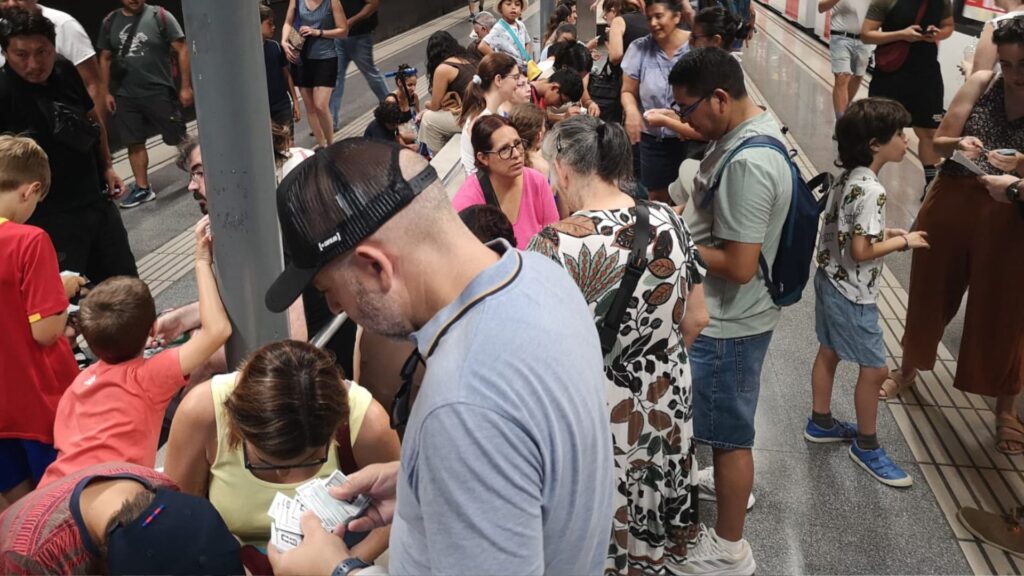 Intercanvi de cromos al metro de Sant Antoni per fugir de la calor