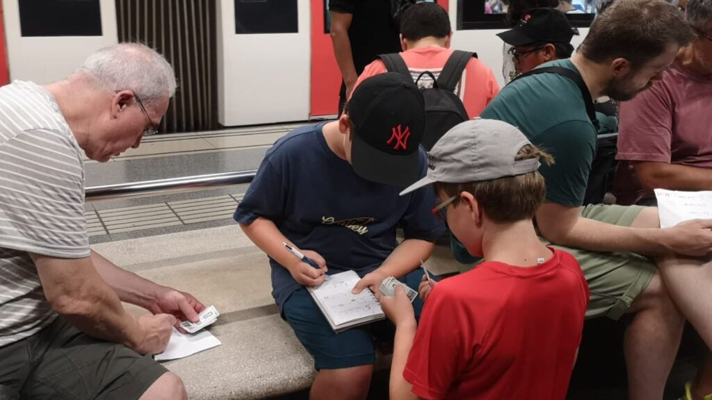 Intercanvi de cromos al metro de Sant Antoni per fugir de la calor
