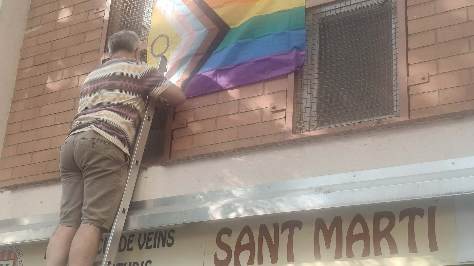 Els veïns tornen a penjar la bandera retirada.