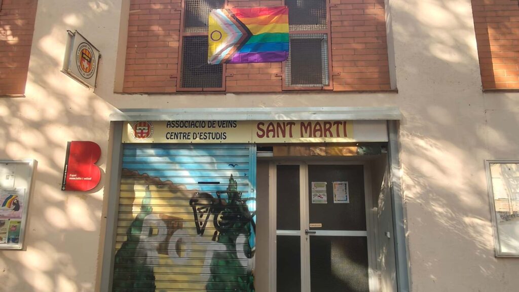 Bandera LGTBIQ+ a la façana de 'Associació Veïnal de Sant Martí de Provençals