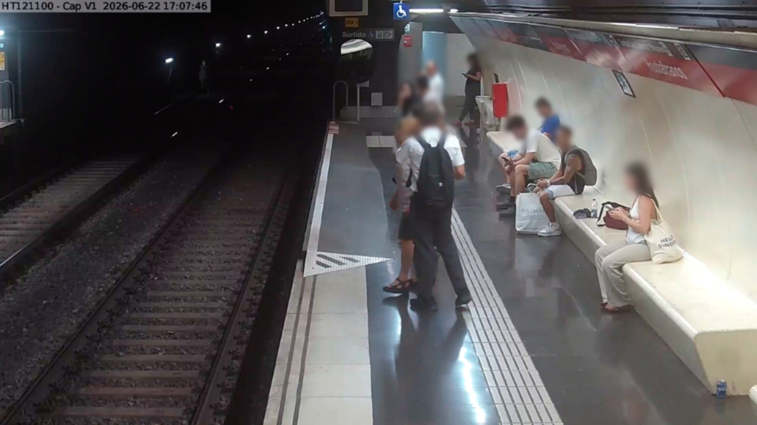 Detenen dos joves al metro en identificar-los per les càmeres de seguretat quatre dies després | delictes, furts, metro, Mossos d'Esquadra, robatoris