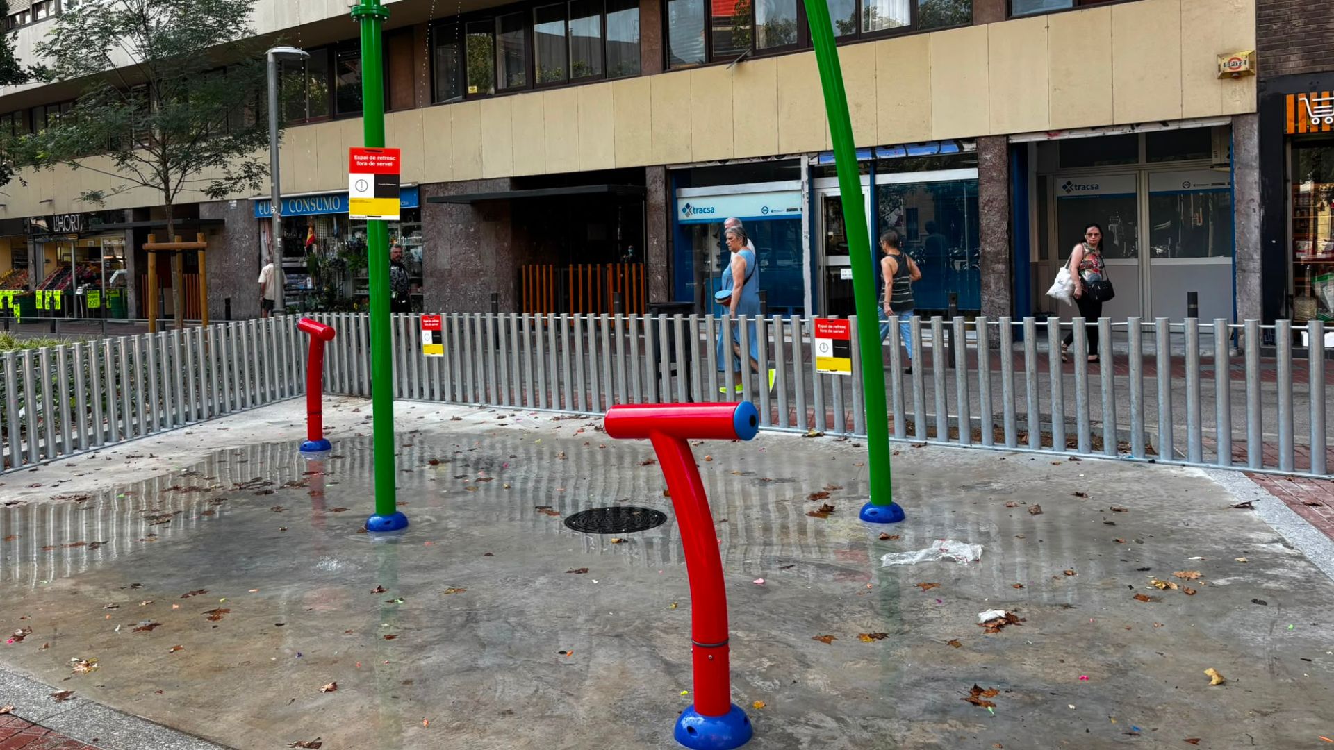 Vandalitzen el nou espai de jocs d'aigua de l'avinguda de Mistral hores després d'inaugurar-se | aigua, calor, infants, jocs, vandalisme