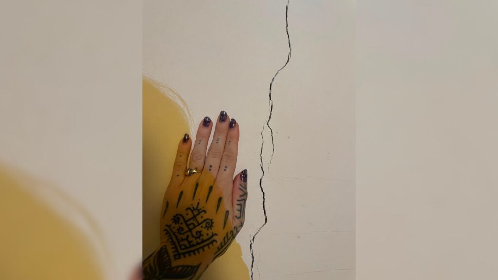 Els veïns afectats per l'esvoranc de l'L9 alerten de noves esquerdes a l'interior dels pisos | Ajuntament de Barcelona, Departament de Territori i Sostenibilitat, L9, obres