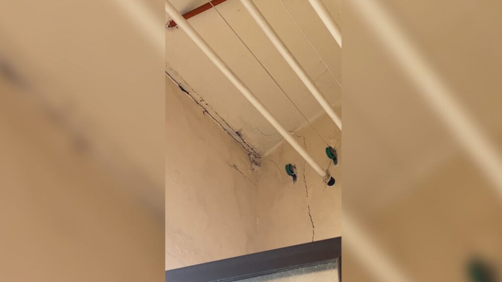 Els veïns afectats per l'esvoranc de l'L9 alerten de noves esquerdes a l'interior dels pisos | Ajuntament de Barcelona, Departament de Territori i Sostenibilitat, L9, obres