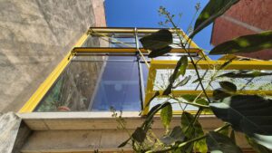 Una façana de vidre de 55 m² amb vistes al bosc: així és la Casa Collumpio, al barri del Coll
