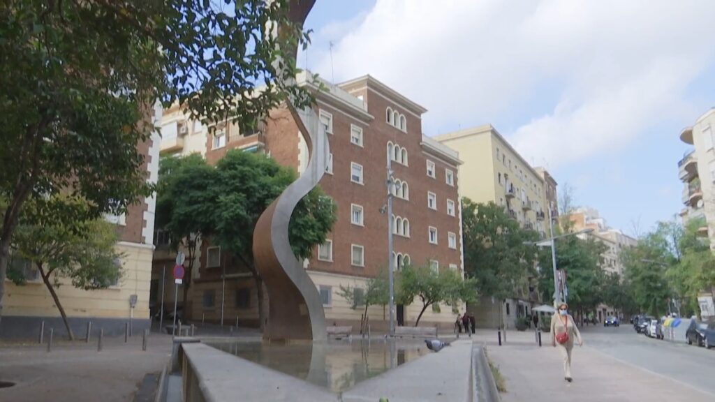 Les dues flames de Nou Barris que no cremen | Barris, escultura, patrimoni
