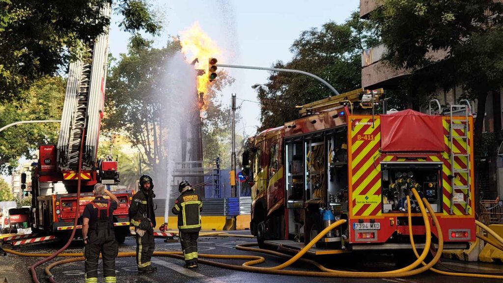 flamarada fuita gas pla&ccedil;a de Sants