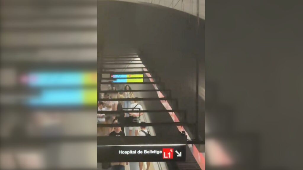 fum andana estaci&oacute; metro L1 Clot Barcelona