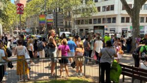 Desallotgen un tren i l’estació de metro d’Urquinaona per llançament de gas pebre