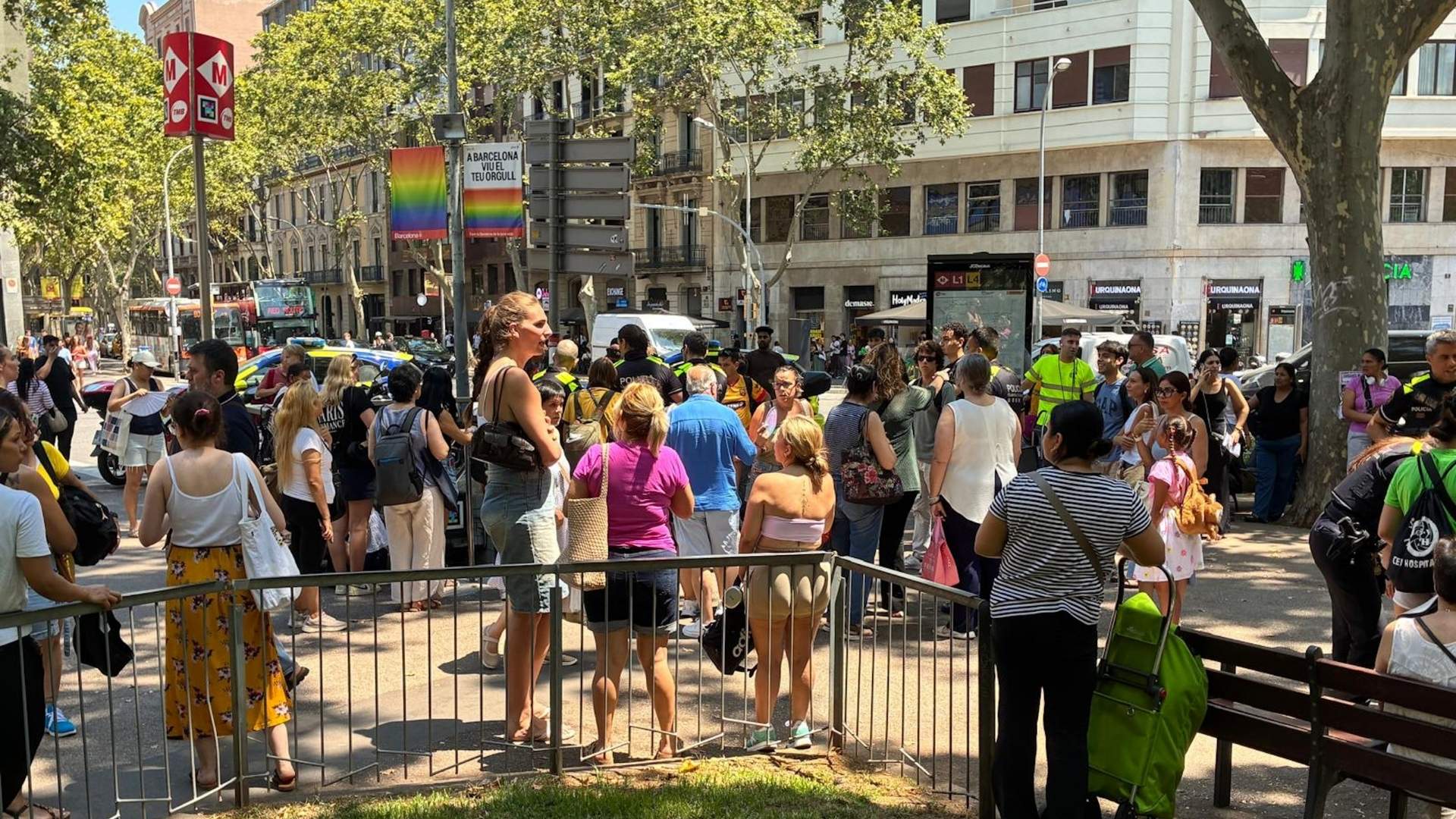 plaça Urquinaona, Barcelona, desallotgen estació de metro per gas pebre