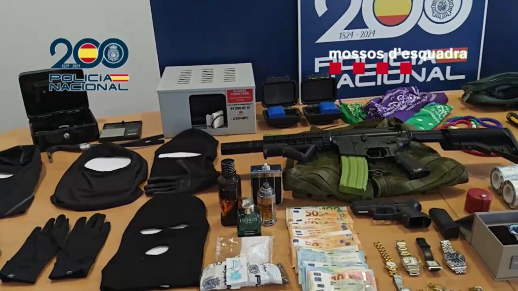 Desarticulat un grup criminal especialitzat en robatoris violents en domicilis habitats | armes, Mossos d'Esquadra, Policia Nacional, robatoris
