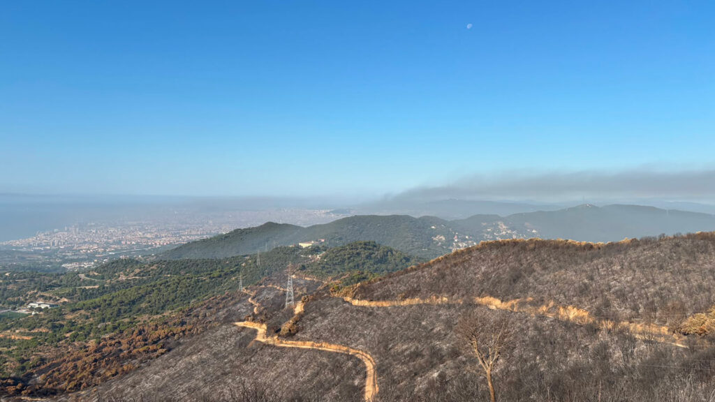 VÍDEO | Olor de fum a Barcelona: arriba des del Vallès, no de l'incendi de les Gavarres | Barcelona, Incendis, incendis forestals