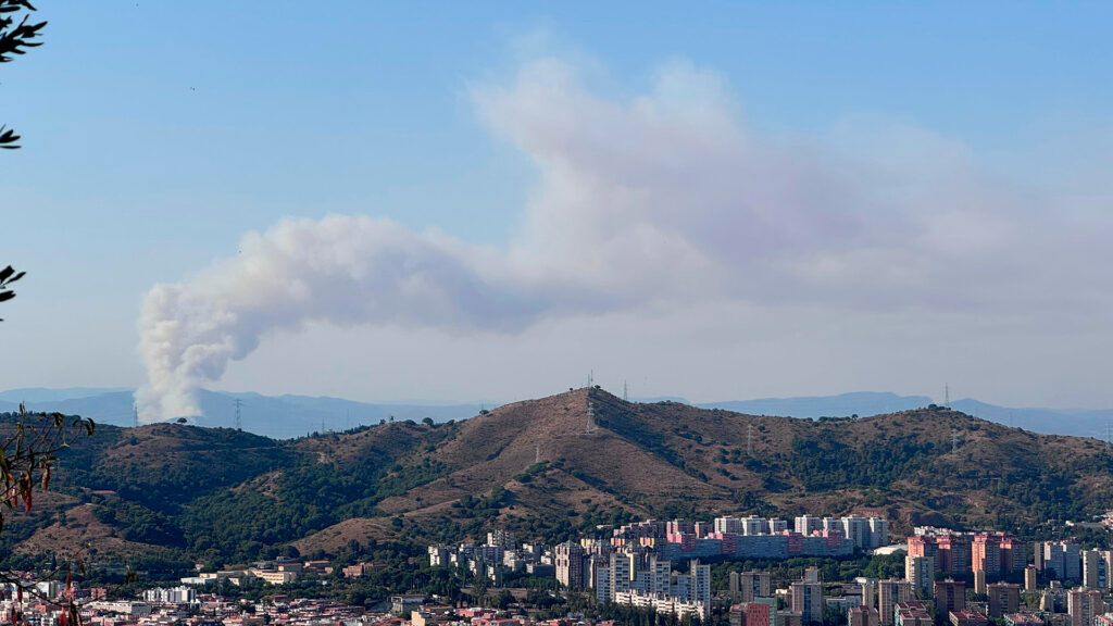 incendi santmenat des de la Rovira Barcelona
