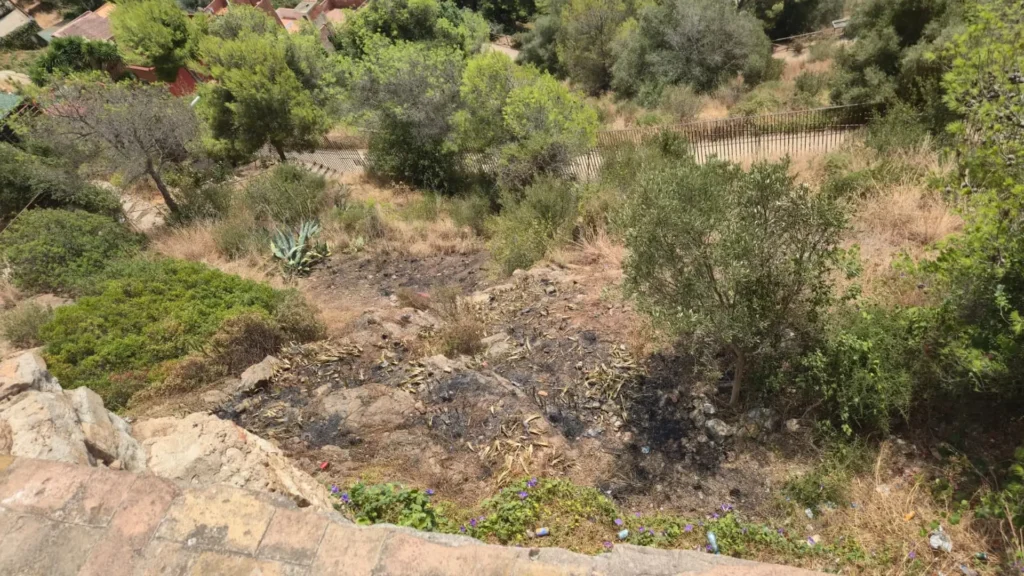 Un incendi a les bateries del turó de la Rovira atia les queixes veïnals pels botellots nocturns | Barris, Incendis, queixes veïnals