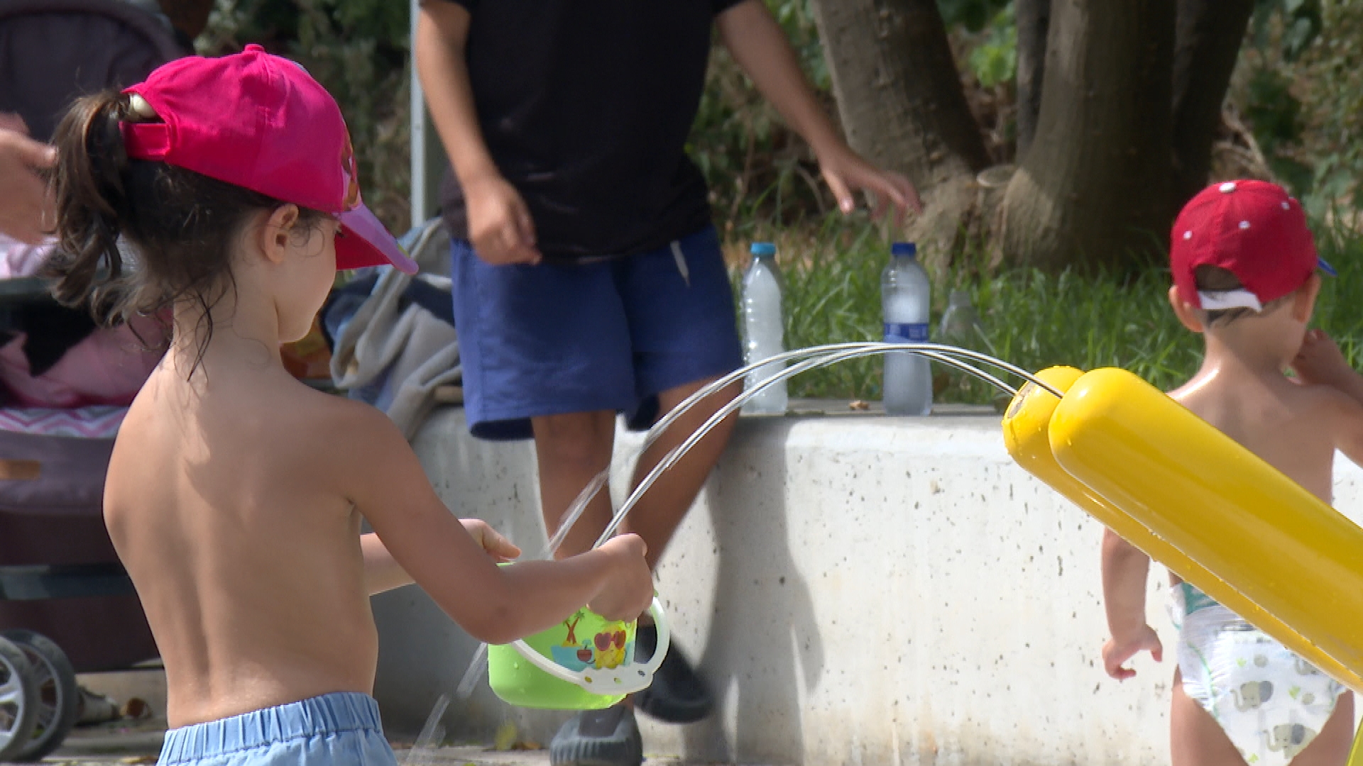 Barcelona posa en funcionament tots els jocs d'aigua nous de la ciutat: s'han doblat i n'hi ha 18 | aigua, calor, infants, mobiliari urbà