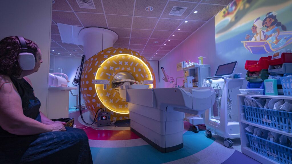 Reduir l'estrès infantil durant una ressonància és possible a través d'una experiència audiovisual | Hospital Sant Joan de Déu, hospitals, infants