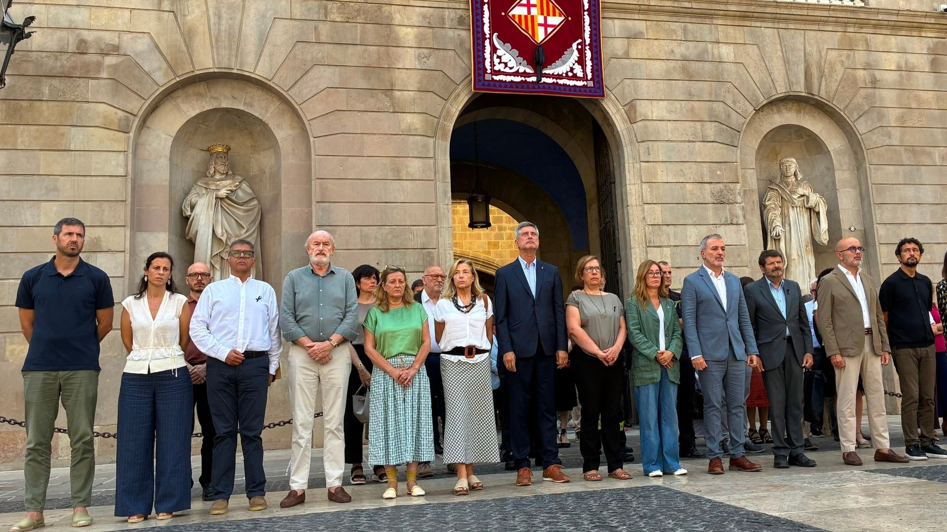 Barcelona fa un minut de silenci per les víctimes de l'incendi de Los Gallardos, a Almeria | Ajuntament de Barcelona, Incendis, incendis forestals, Jaume Collboni