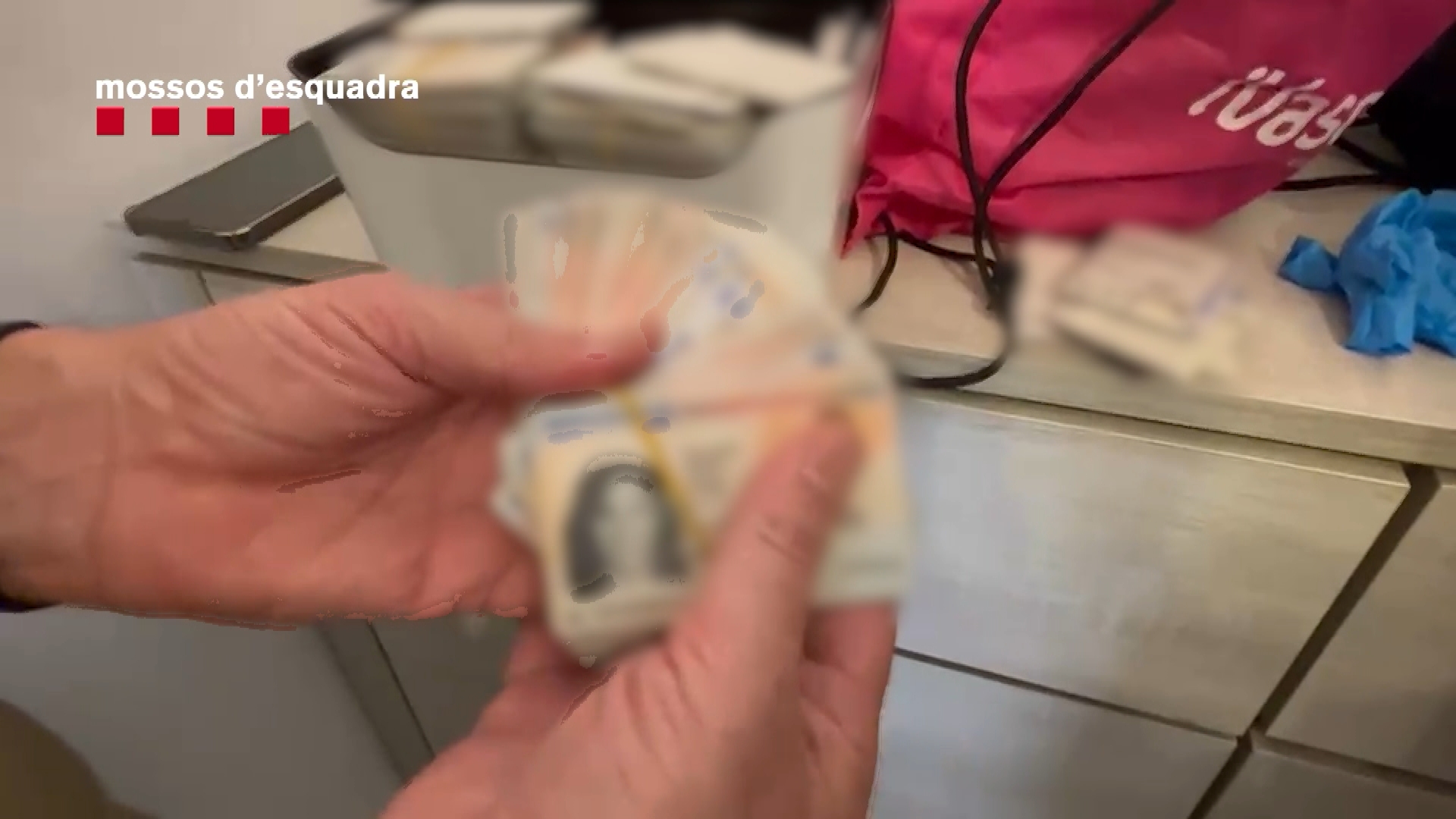 Desarticulat un grup criminal que feia estafes financeres usurpant la identitat de les víctimes | detencions, estafes, Mossos d'Esquadra, robatoris
