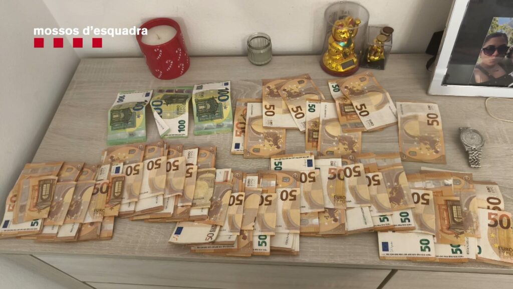 Desarticulat un grup criminal que feia estafes financeres usurpant la identitat de les víctimes | detencions, estafes, Mossos d'Esquadra, robatoris