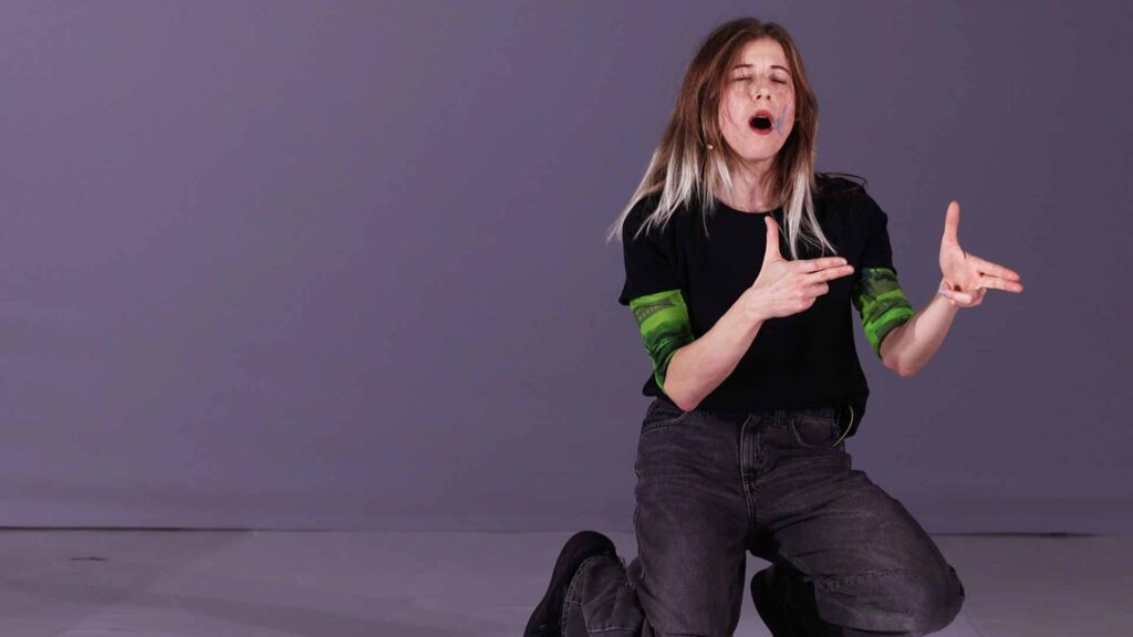 Núria Guiu es deixa posseir per la cultura digital de l'excés a 'POV' |