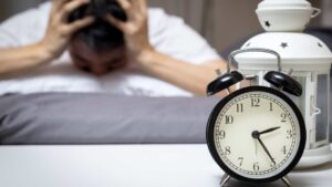 Set consells per dormir bé tot i la calor: les rutines que ens ajuden a descansar millor
