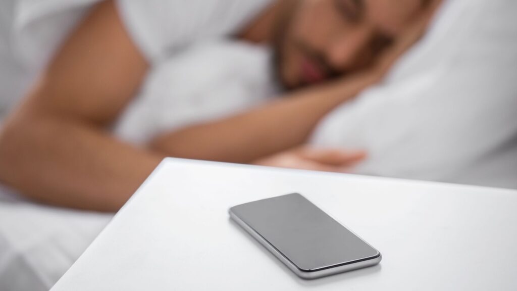 pantalles al llit consells per dormir b&eacute;