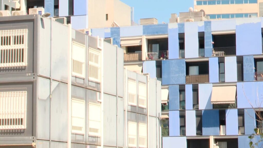 L'institut-escola Flor de Maig i els edificis ve&iuml;ns.